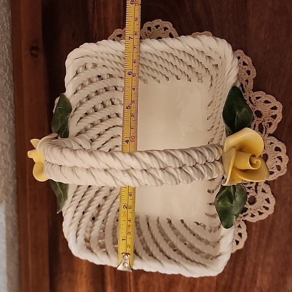 VINTAGE CAPODIMONTE BASKET WOVEN PORCELAIN w/ YELLOW FLOWERS Made in ITALY - Picture 11 of 13